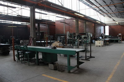 黄屏大使考察浪潮集团津巴布韦电脑组装工厂，推动计算机信息技术开发合作